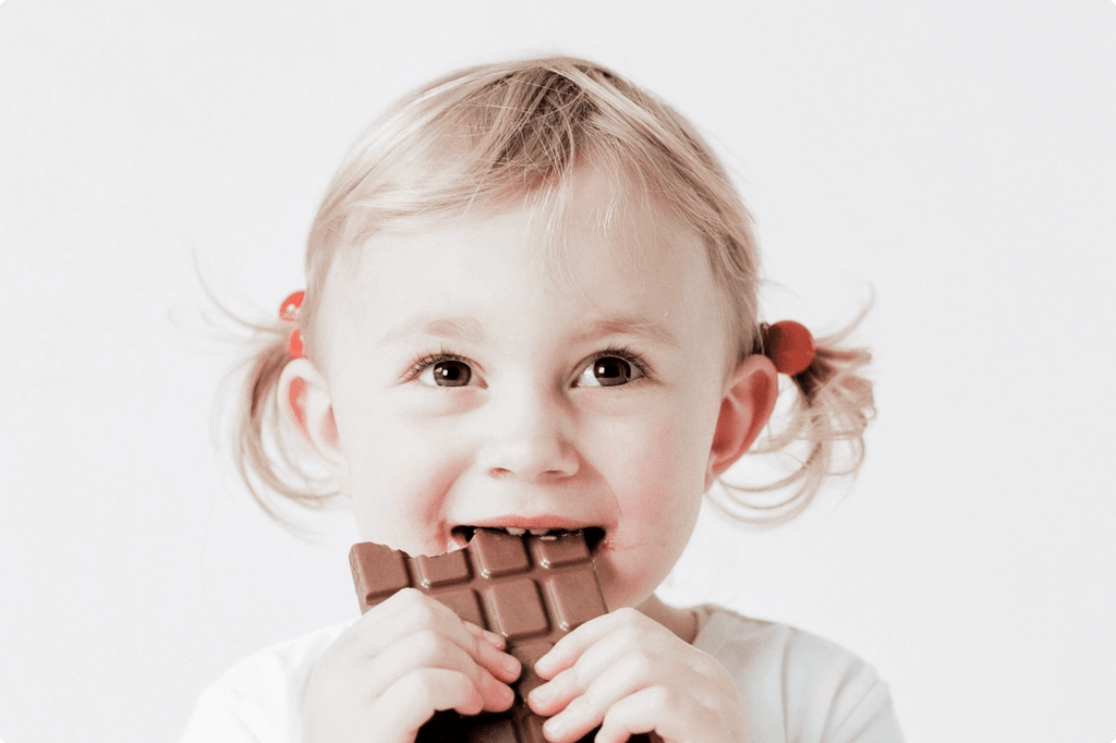Ребенок ест много шоколада и конфет: причины и последствия